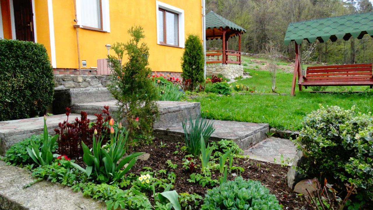 Guest House Karpaty Yaremche Exterior foto